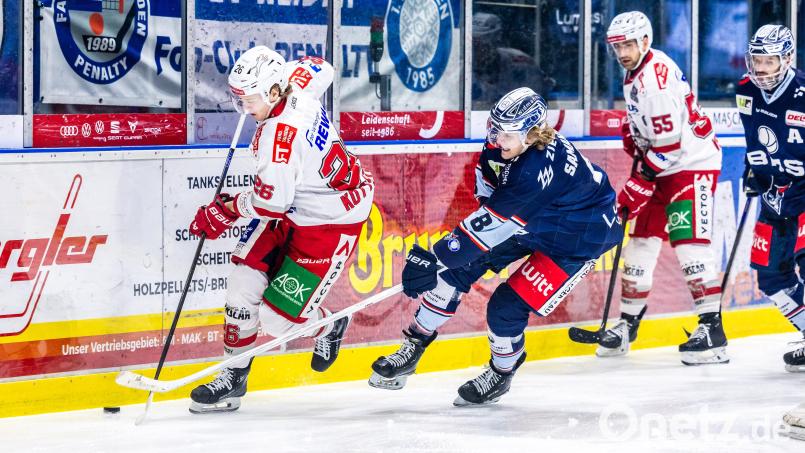 Neal Samanski in Aktion: Am Ende gewinnen die Blue Devils mit 3:0 gegen die Eisbären Regensburg und sichern sich damit den zweiten Derby-Sieg des Wochenendes. Bild: Tobias Neubert