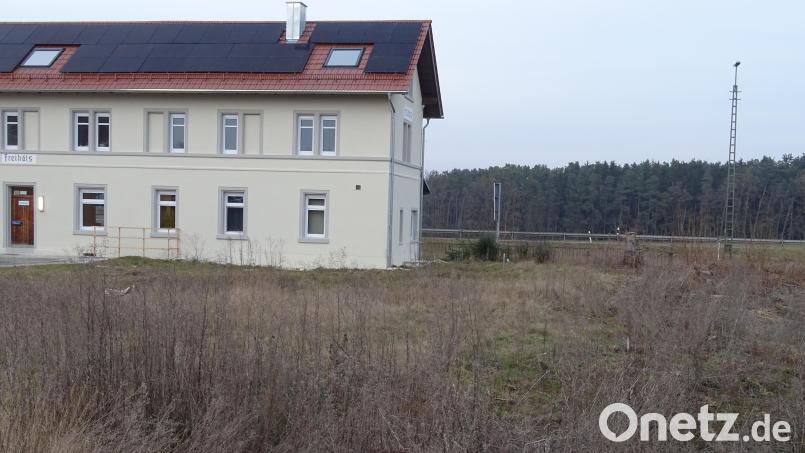 Vor dem ehedem verwahrlosten und dann von privater Seite aus sanierten Bahnhof Freihöls (links im Bild) liegt ein Grundstück, das der Gemeinde Fensterbach gehört. Sie möchte darauf einen Kinderspielplatz errichten und stößt bei der Bahn auf Ablehnung. Bild: Houschka