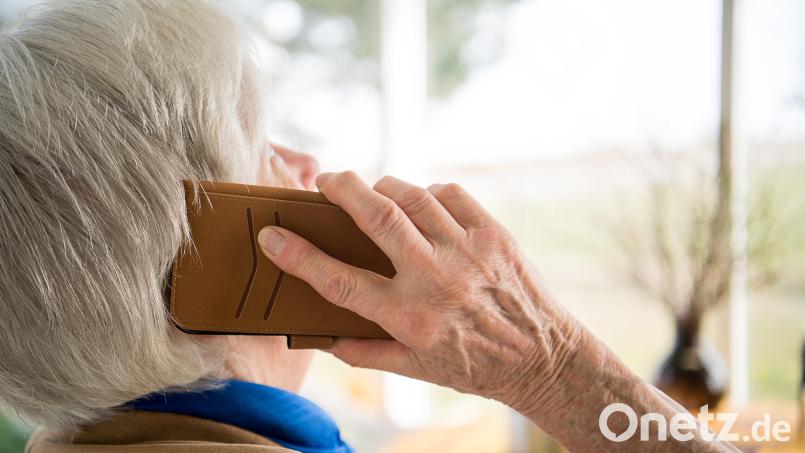 Besonders Senioren geraten immer wieder ins Visier von Telefonbetrügern. Aber nicht nur ältere Menschen sind gefährdet: Mithilfe Künstlicher Intelligenz werden die betrügerischen Anrufe immer realistischer. Symbolbild: Sebastian Gollnow/dpa