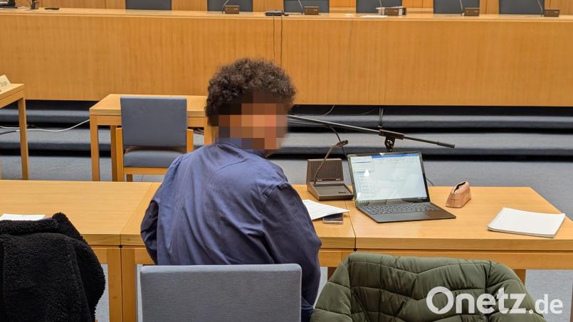 Der 20-jährige Angeklagte wartet in der Kleidung des Untersuchungsgefängnis auf den Beginn der Verhandlung und seine neue Verteidigerin. Bild: Wolfgang Würth