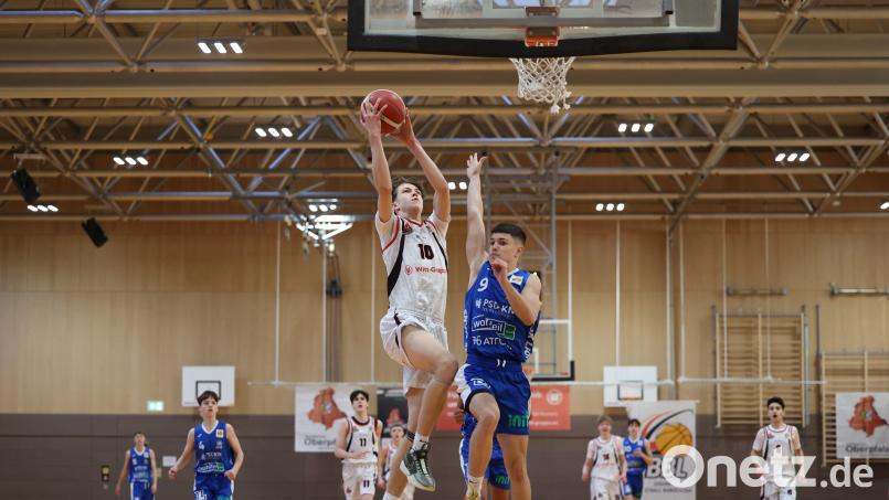 Auch Lasse Werner (am Ball/Szene aus einem früheren Spiel) trug mit 14 Punkten zum Erfolg in Tübingen bei. Bild: Dieter Jäschke