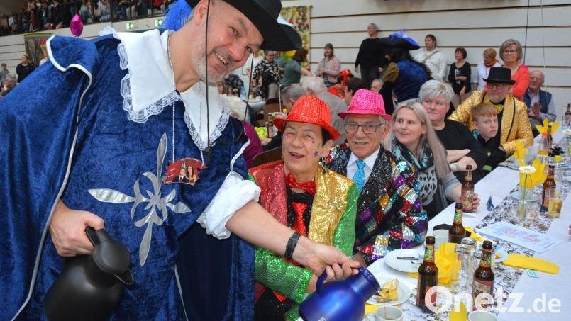 Jürgen Bauer schenkte den Senioren Kaffee ein. Bild: jr