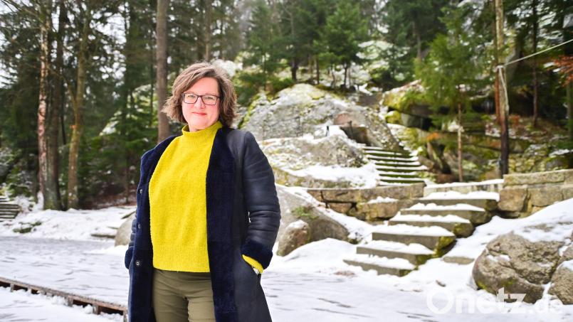 Im Winterschlaf ruht nur die Felsenbühne – nicht Birgit­ Simmler. Denn die künstlerische Leiterin zieht hinter den Kulissen viele Fäden für die diesjährige Doppel-Premiere im Festspielhaus Neuschwanstein und bei den Festspielen in Wunsiedel. Bild: Florian Miedl/fph