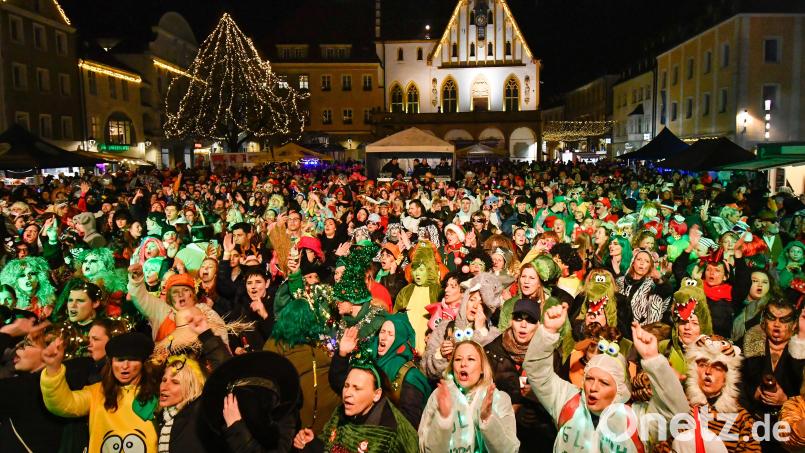 Zur Hexennacht am Weiberfasching ist der Marktplatz in Amberg jedes Jahr voll. Archivbild: Petra Hartl