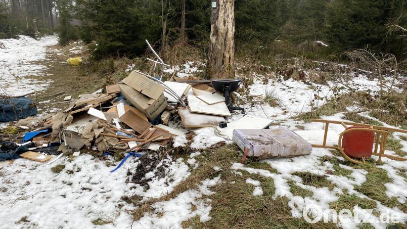 Das verschmutzte Waldstück befindet sich in der Nähe eines Waldweges von Straßdorf in Richtung Geroldsgrün. Bild: Polizeiinspektion Naila