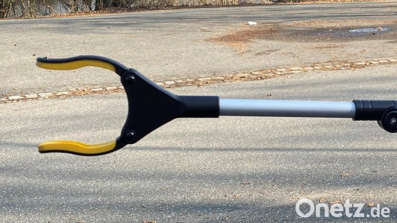 Mit einem Müllgreifer soll ein 68-Jähriger seine Nachbarin auf den Kopf geschlagen haben. Der Mann muss sich deshalb vor dem Schwandorfer Amtsgericht verantworten. Symbolbild: Völkl