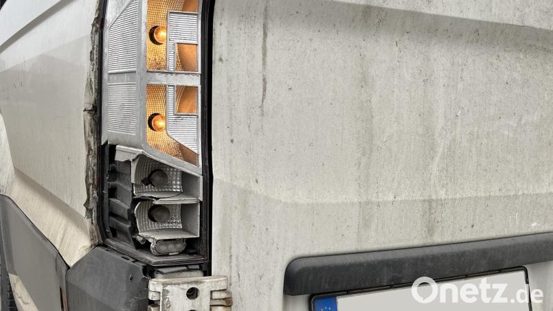 Der gestoppte Transporter weist erhebliche Schäden auf. Ein Weiterbetrieb wurde von der Polizei untersagt. Bild: Polizei Burglengenfeld/exb