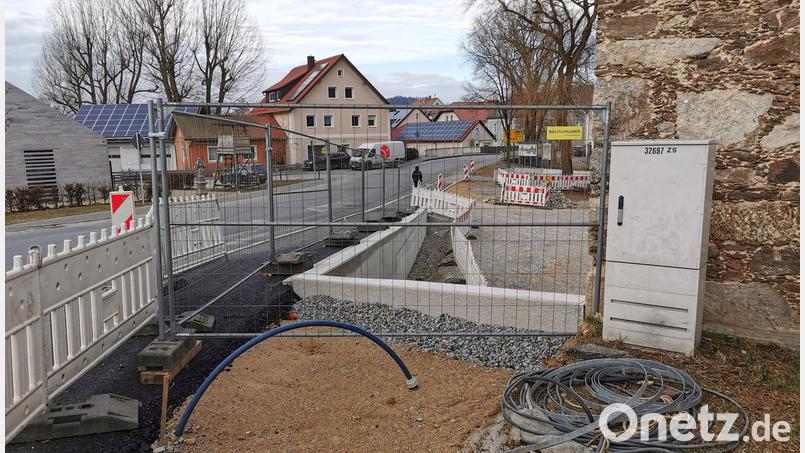 Bei der Ertüchtigung des Straßenuntergrunds bei der Einmündung der Freyung in die Weidinger Straße ist die marode Mauer beim CeBB verschwunden. Die neue Betonmauer wird noch mit Granitstein verblendet, außerdem gibt es ein Geländer. Bild: Portner