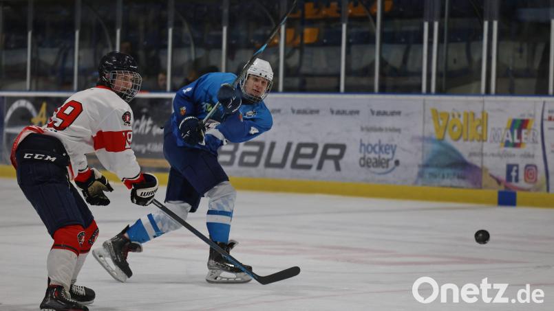 Theo Schärdel (rechts) und die U20-Junioren des 1. EV Weiden kassierten gegen Selb eine Niederlage im Penaltyschießen. Archivbild: Dieter Jäschke