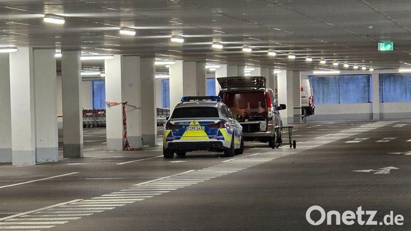 Passanten hatten sich wegen der eingeschlagenen Seitenscheibe des Autos bei der Polizei gemeldet. Eine Streife entdeckte dann die Tote im Kofferraum. (Archivfoto) Bild: Moller-Schuh/vifogra/dpa