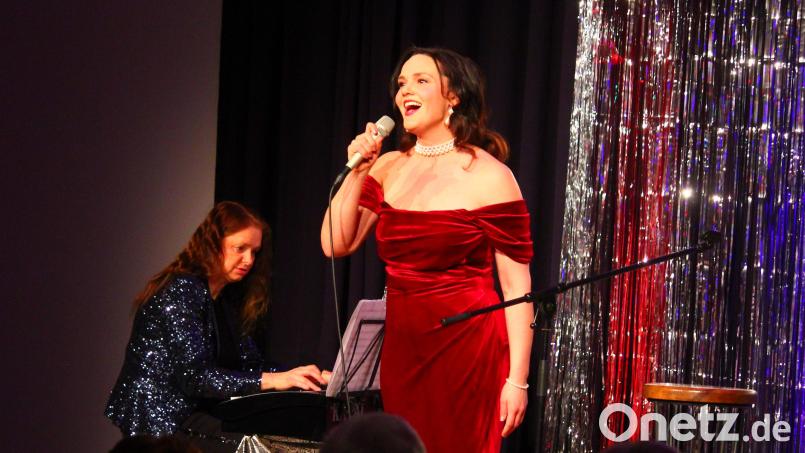 Sängerin Teresa Hoerl und Pianistin Christiane Klonz begeisterten im Foyer der Mehrzweckhalle. Bild: stg