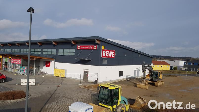 Rewe erweitert seinen Markt in Erbendorf. An das bestehende Gebäude wird ein etwa 500 Quadratmeter großer Getränkemarkt angegliedert. Bild: Benkhardt