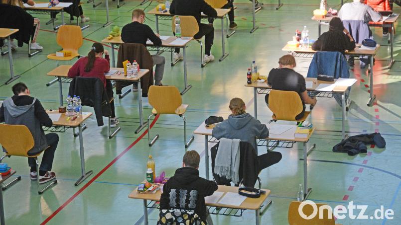 Vieles ist anders beim Abiturjahrgang 2025. Gleich bleibt aber, dass auch in diesem Frühjahr Schülerinnen und Schüler in der Turnhalle des Gymnasiums Neustadt ihre Prüfungen schreiben werden. Archivbild: Gabi Schönberger