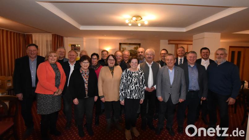 Der Vorstand des neuen Ortsverbandes der Senioren-Union (von links): Martin Meier, Ursula Frohmann, Landrat Richard Reisinger, Bürgermeister Marcus Eichenmüller, Helmut Fischer, Kreisvorsitzender der Senioren-Union, Elli Schulze, Gabi Bauer, Peter Leitsoni, Martha Herdey, Hans-Jürgen Schönberger, Josef Meier, Bärbel Birner, Herbert Rauch, Fredi Weiß, Fritz Bayer, Vorsitzender Werner Schulz, CSU-Kreisvorsitzender und MdL Harald Schwartz, die CSU-Ortsvorsitzenden Martin Merkl und Thomas Hottner, sowie Franz Birner. Bild: nag