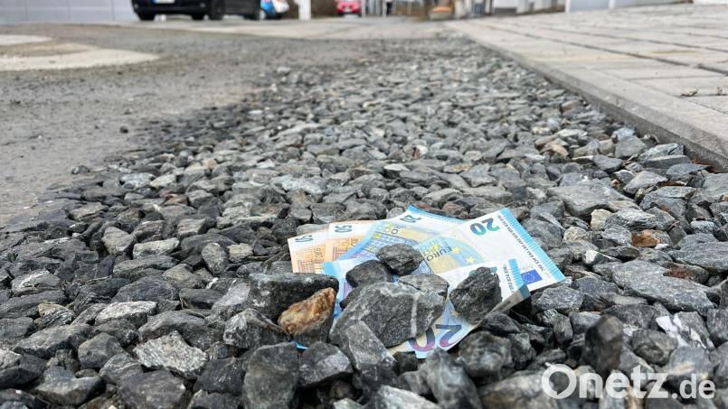 Würden die 472.000 Euro, die im Haushalt der Stadt Neustadt für die Sanierung der Heideckerstraße vorgesehen sind, auf dem Boden liegen, würden sie die Schäden wohl komplett verdecken. Bild: Gabi Schönberger