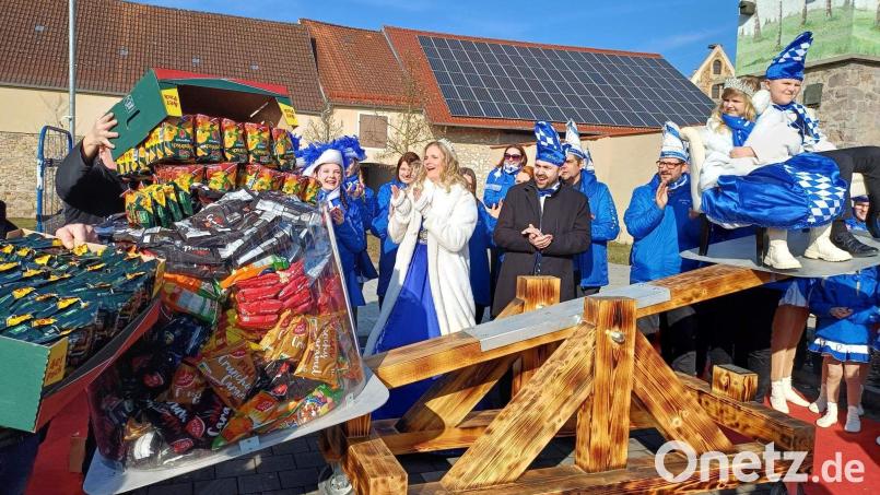 Rund 120 Kilo Schleckereien füllten die Edeka-Mitarbeiter Sven Pflug und Carsten Hammer in den Warenkorb, um das Hirschauer Kinderprinzenpaar, Prinz Manuel I. und Prinzessin Frida I. in die Höhe zu hieven. Bild: u
