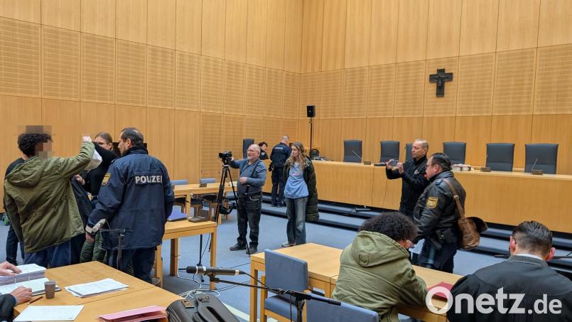 Kurze Aufregung vor Prozessbeginn am Dienstag. Einer der beiden Angeklagten protestiert heftig gegen die anwesenden Journalisten, die Fotos und Filmaufnahmen gemacht haben. Bild: Wolfgang Würth