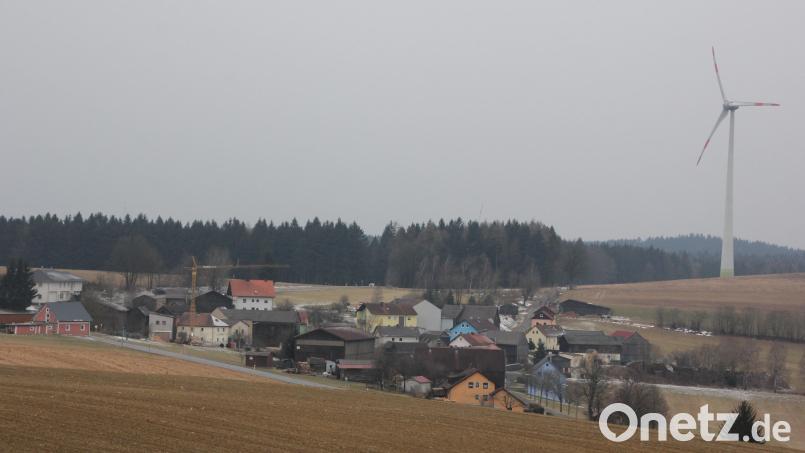 Asch ist ein günstiger Standort für die Erzeugung von Windenergie. Auf Bärnauer Stadtgebiet wird der Standort bereits genutzt (rechts). In Planung sind nun auch fünf Windräder auf dem Gebiet der Gemeinde Mähring südlich von Asch (links hinten. Der Abstand zu den Häusern soll nach Angaben der Gemeinde mindestens 700 Meter betragen. Bild: kro