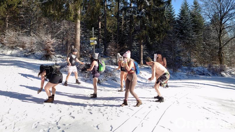 Am 22. Februar wird diese Gruppe mit weiteren Teilnehmern im Rahmen der Winterwandertage in Badeklamotten durch die Winterlandschaft am Ochsenkopf wandern. Bild: Ulrike Nikola/exb