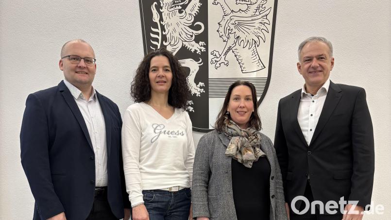 Daniela Keller (Zweite von rechts) ist neue Gleichstellungsbeauftragte im Landratsamt. Vorgängerin Karin Hauser-Dötterl (Zweite von links) ist nun Stellvertreterin. Landrat Roland Landrat Grillmeier (rechts) und sein Büroleiter Wolfgang Fenzl (links) bedankten sich bei den beiden Frauen für ihr Engagement. Bild:  Landratsamt Tirschenreuth/Dominik Göhl/exb