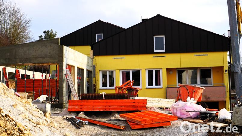 Die Arbeiten zur Sanierung der ehemaligen Hausmeisterwohnung und des Anbaus für die Offene Ganztagesschule Ensdorf schreiten zügig voran Bild: tra