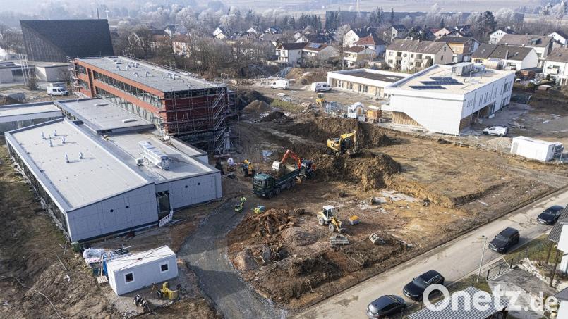 Noch herrscht Hochbetrieb auf der Schul-Baustelle in Waldershof. Vor allem im Außenbereich finden noch notwendige Erdarbeiten statt. Bild: Wolfgang Erhart/exb