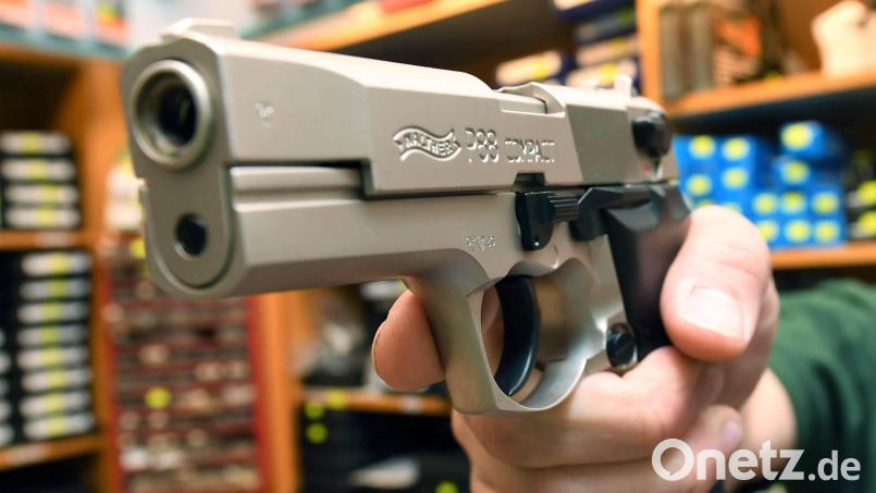 In einem Waffengeschäft wird eine Schreckschusspistole vom Typ Walther P88 Compact Kaliber 9mm PAK gezeigt. Die Polizei nahm eine ähnliche Pistole einem Mann aus Amberg ab, weil er in seiner Wohnung umherschoss. Symbolbild: Uli Deck