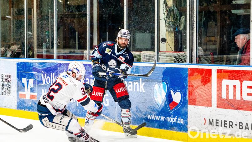 Lässiger Lupfer: Blue-Devils-Verteidiger Tommy Muck (rechts) löst sich mit einem Schlenzer aus dem Forechecking des Ravensburgers Ralf Rollinger. Bild: Elke Englmaier