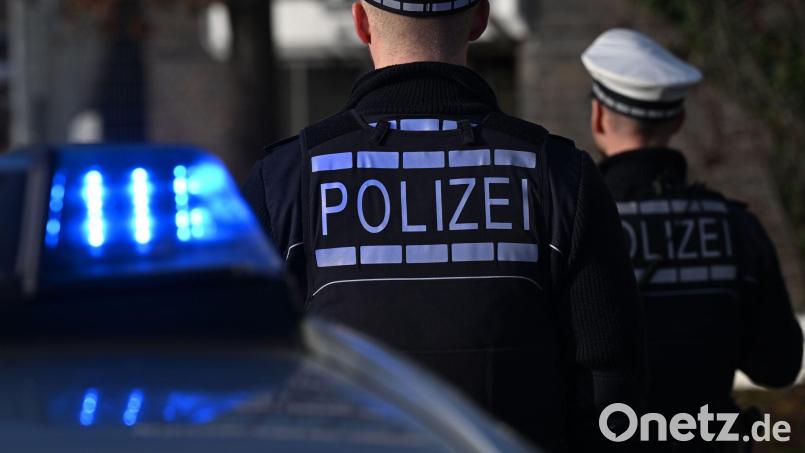 In Neuhaus kontrolliert die Polizei einen Autofahrer, der zu viel getrunken hatte. Archivbild: Bernd Weißbrod/dpa