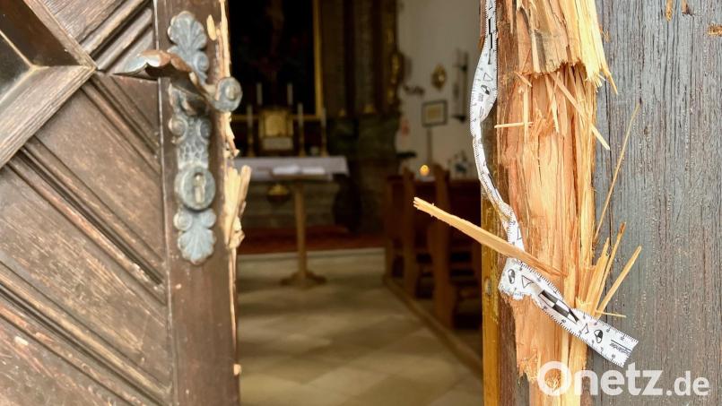 Mit brachialer Gewalt gelangten die Einbrecher ins Innere der Kapelle am Kalvarienberg. Sie hinterließen an der Eichentür ebenso massive Schäden wie am Eingang der Waldkapelle Heinersreuth. Bild: Gabi Schönberger
