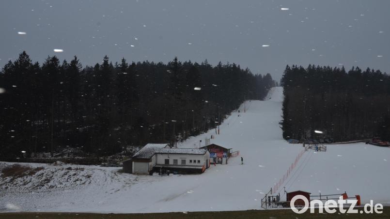 Nur wenige Skifahrer waren am Dienstagnachmittag auf der Piste im Ski- und Snowboardzentrum Fahrenberg unterwegs. Die Abfahrt ist zu 100 Prozent mit Kunstschnee präpariert. Bild: dob