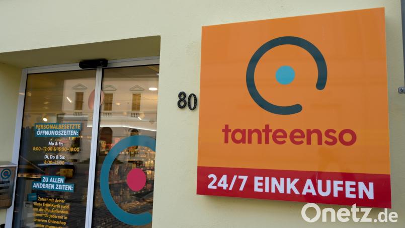 "24/7 einkaufen" steht am Eingang eines Tante-Enso-Ladens. Symbolbild: Heiko Rebsch/dpa