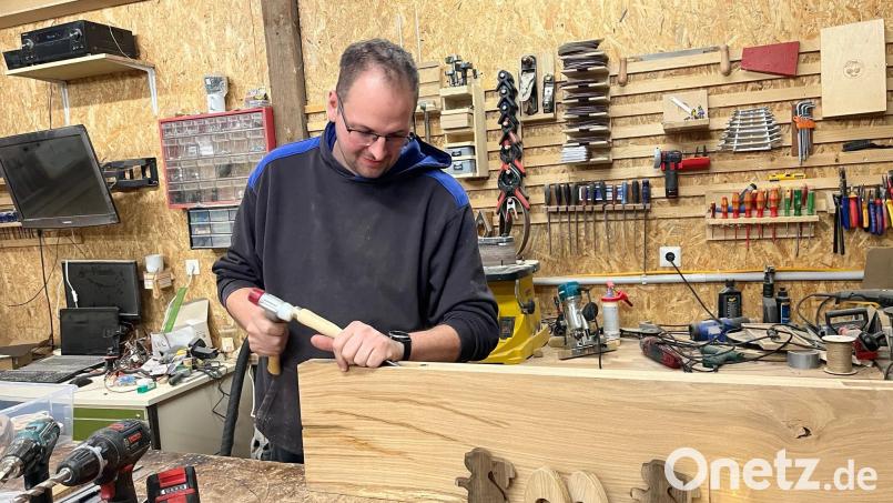 Max Mitterer arbeitet gern mit Hammer und Stechbeitel, zum Beispiel an einem Regalbrett für die eigene Küche. Möbel darf er nur für sich bauen. Bild: ihl