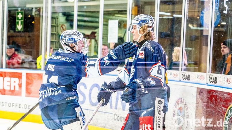 Neal Samanski (rechts) bejubelt mit Elias Pul seinen Treffer zum zwischenzeitlichen 3:1 gegen die Ravensburg Towerstars. Die Blue Devils Weiden gewannen am Dienstagabend überraschend mit 5:2. Bild: Elke Englmaier