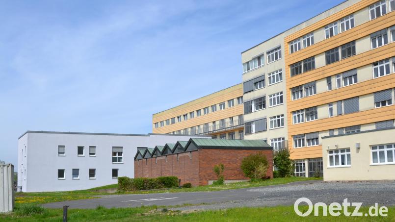 Nicht nur der Ostflügel (rechts), sondern auch der Westflügel (links im Hintergrund) des Tirschenreuther Krankenhauses wird saniert. Unangetastet bleiben die übrigen Gebäudeteile, auch das Medizinische Versorgungszentrum und die Hauskapelle (im Vordergrund). Archivbild: as
