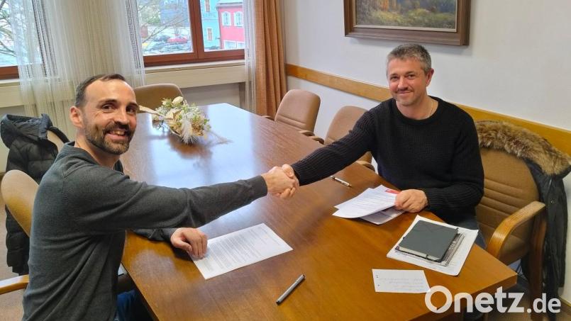 Bürgermeister Armin Bulenda (links) und der neue Kurpark-Kioskpächter Alexander Sauerwein sind sich schnell einig und unterzeichnen den neuen Vertrag. Bild: gi