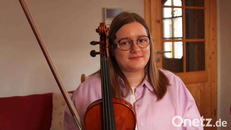 Maria Sailer ist Pflegefachkraft im Klinikum in Marktredwitz. In ihrer Freizeit widmet sie sich dem Geigenspiel und vielem mehr. Bild: wro