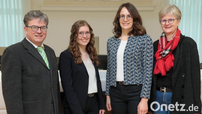 Amtsgerichtsdirektor Jürgen Konrad (links) und Richterrätin Ingrid Nordhus-Hantke (rechts) stellten zwei Richterinnen vor. Tanja Zweck (Zweite von links) ist für Zivilsachen zuständig, Franziska Paintner (Zweite von rechts) führt den Vorsitz in Strafprozessen. Bild: Wolfgang Steinbacher