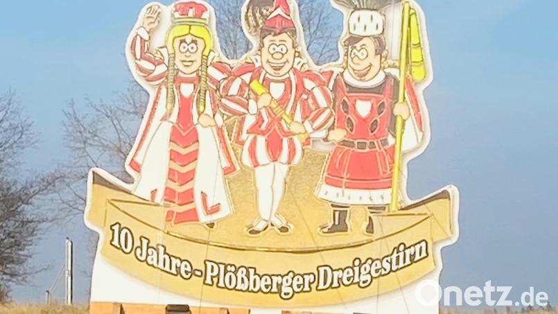 Der Stein des Anstoßes: eine Werbeanlage für das Plößberger Dreigestirn beim Kreisverkehr. Bild: Jürgen Kraus/exb