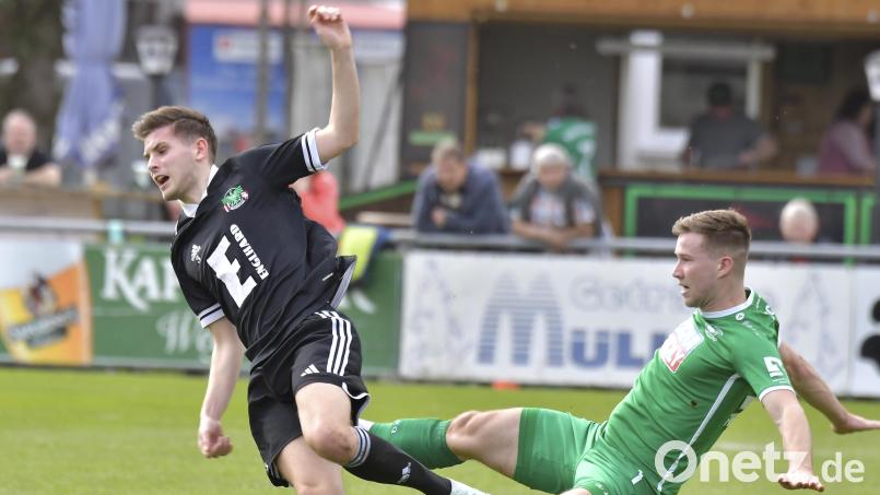 Marcel Kaiser (links) traf doppelt für die DJK Ammerthal im Testspiel gegen den ASV Burglengenfeld. Archivbild: Hubert Ziegler