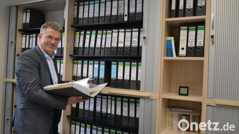 Walter Brucker hat sich ein umfangreiches Archiv aufgebaut. Um zu allen möglichen Landkreis-Angelegenheiten schnell Bescheid zu wissen, greift er gerne ins Regal mit sorgfältig beschrifteten Ordnern. Bild: as
