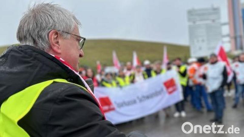 Bei einem Warnstreik in Schwandorf fordern die Teilnehmer ein besseres Tarifangebot für den öffentlichen Dienst. Bild: Marina Mühlbauer/exb