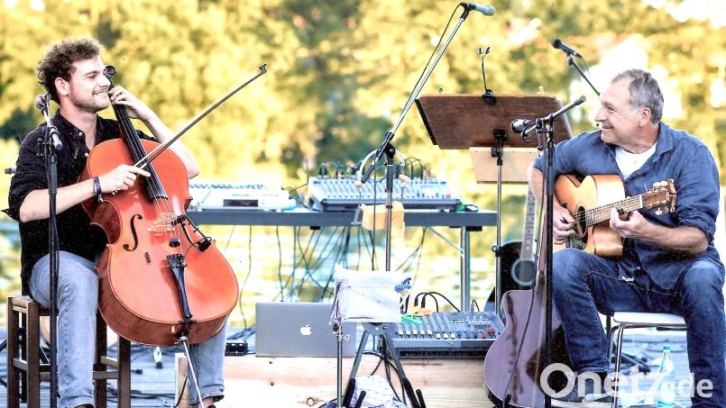 Musik mit Cello und Akustikgitarre macht das Vater-und-Sohn-Duo Hans „Yankee“ (rechts) und Christoph Meier. Bild: Meier/exb