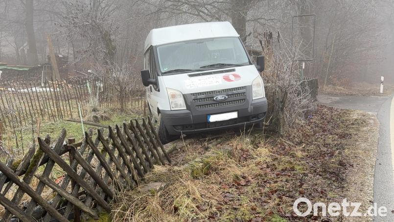 Der Kleintransporter landet nach der Karambolage im Garten eines Wohnanwesens. Bild: Polizei Sulzbach-Rosenberg