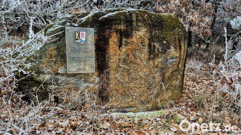 Der geografische Mittelpunkt des Landkreises Schwandorf ist mit einem Stein samt Infotafel markiert. Bild: Hösamer