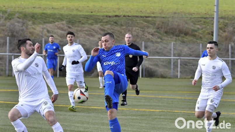 Johannes Golla (links, Szene aus der Partie gegen den SV Schwandorf-Ettmannsdorf) und die DJK Gebenbach treffen am Samstagabend auf den FC Amberg. Archivbild: Hubert Ziegler
