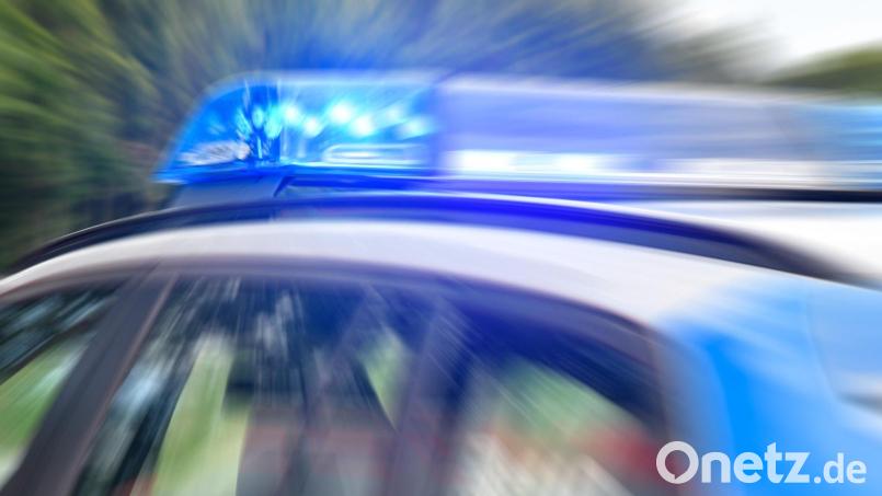 Bei einem Unfall nahe der Silberhütte wurde ein junger Autofahrer nur leicht verletzt, teilt die Polizei Tirschenreuth mit. Symbolbild: Petra Hartl