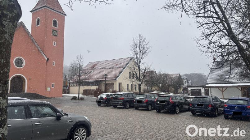 Hier am Kirchweg in Schwend schräg gegenüber dem Kindergarten &quot;Kunterbunt&quot; sollen die Container für die neue Gruppe aufgestellt werden. Bild: ge