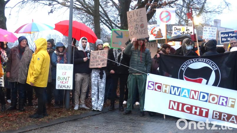Mit Parolen bringen die Demonstranten ihren Protest gegen die AfD-Veranstaltung in der Oberpfalzhalle zum Ausdruck. Bild: Hirsch
