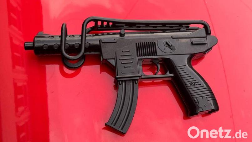 Mit dieser Waffenattrappe ist ein Mann in der Coburger Innenstadt gesehen worden. Die Polizei rückte in einem Großeinsatz an. Bild: Polizeipräsidium Oberfranken